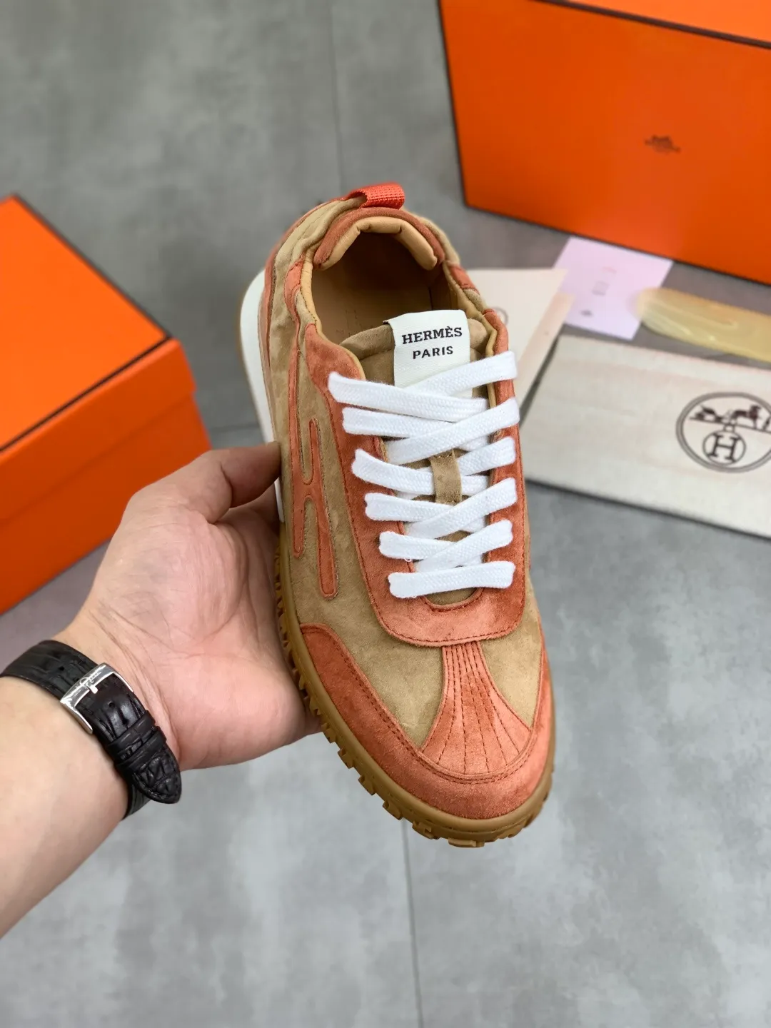 Men's men's shoes 💰P600 New model Top version Original order Hermes Hermès men's Drift Sneaker Summer new casual sports shoes Original purchase, development, production H family men's classic series, technological breathable fabrics with cowhide, casual sports shoes, casual shoes, sports dad shoes combine high-tech breathable materials and cowhide, H family exclusive button decoration on the side. The outsole is full of H italic design and bright colors to show vitality and continue the brand design inspiration. Stroll around the city lightly and feel free and comfortable. Delivered in exquisite packaging 🛍📦 ▪️Fabric: original customized breathable material + first-layer cowhide ▪️Inner: cowhide feet ▪️Outsole: molded and evacuated PU+TPU material ▪️Size: 35-45 Multiple colors available Premium packaging